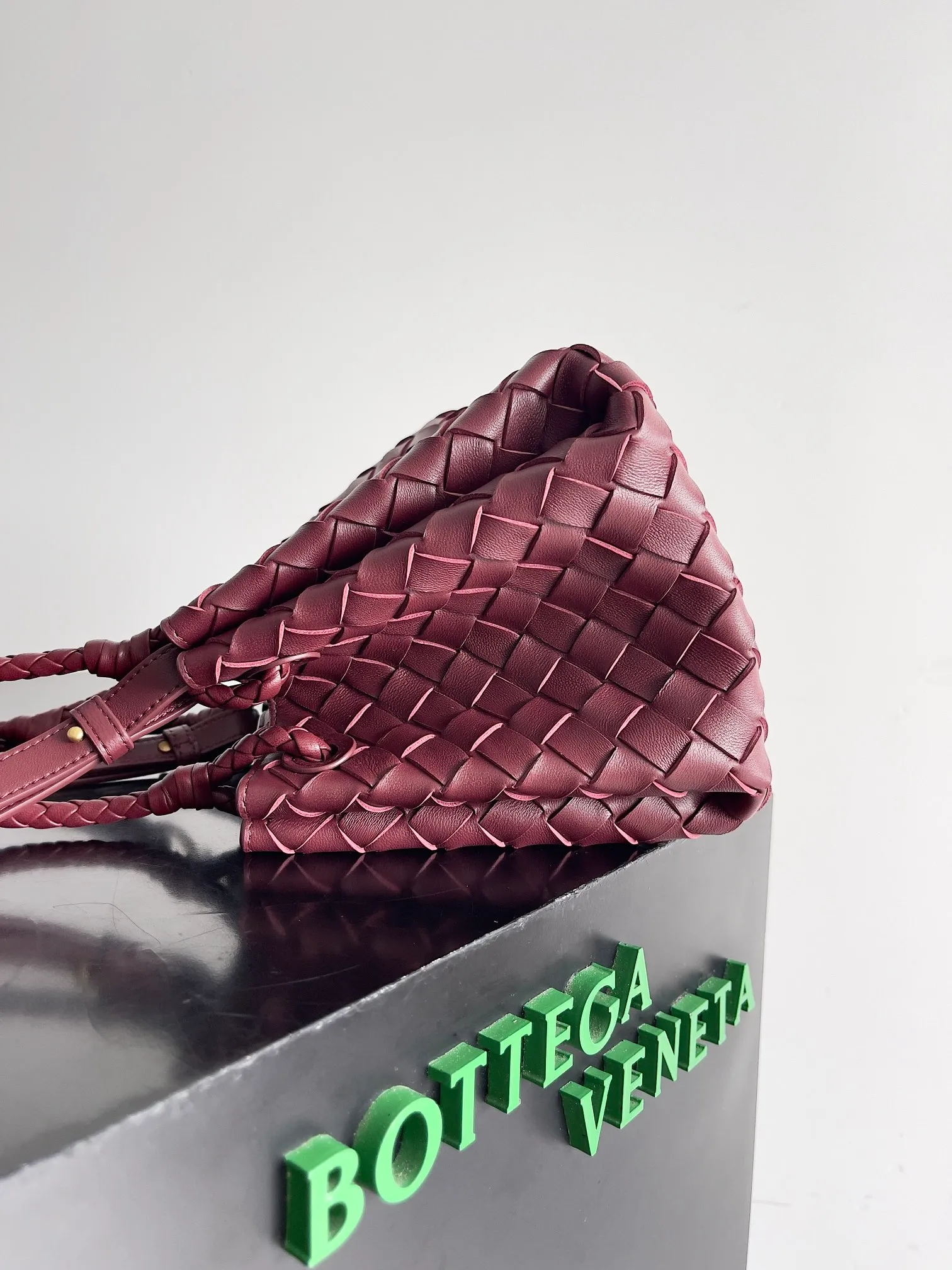 Batch 1760 BV home is new! Andiamo combines the Bottega Veneta archive parachute handbag to inherit retro elements and integrate modern trends. The same style as Shu Qi's in Beijing Night. It is a continuation of the classic bag. It has three functions: hand carry, shoulder and cross-body. It is embellished with metal brass knot buckles. It is small and has an amazing capacity. It can easily hold sunglasses in a box / small bottle of water / powder powder / charger and other daily necessities when going out. The upper body is versatile. Style number: 796569 Size: 21*17*16.5cm
